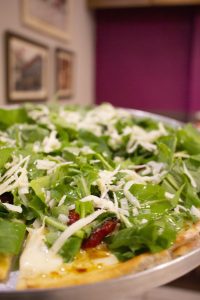 pizza tomate seco com rúcula - pizzaria bella ravenna