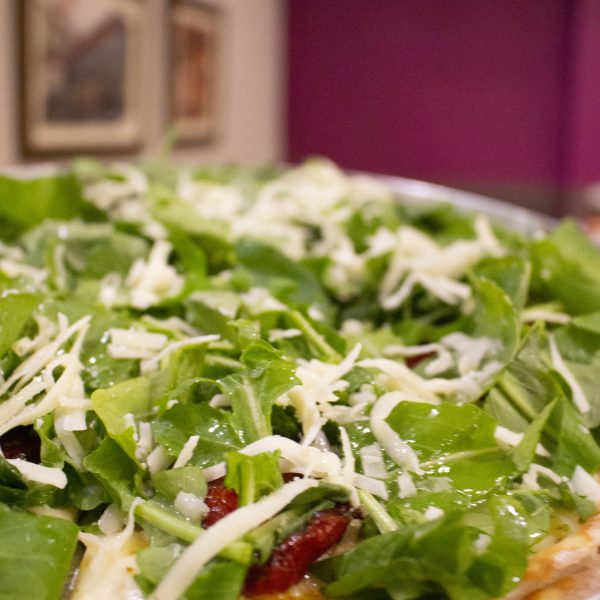 pizza tomate seco com rúcula - pizzaria bella ravenna